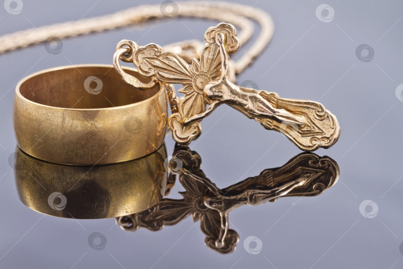 Скачать Обручальное кольцо и золотой православный крест фотосток Ozero