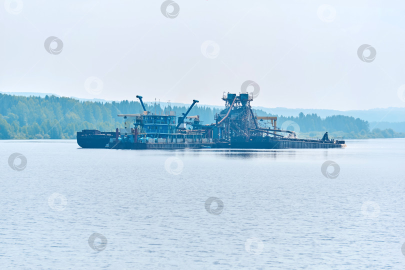 Скачать плавучий завод по добыче песка - земснаряд и сепаратор - на реке фотосток Ozero