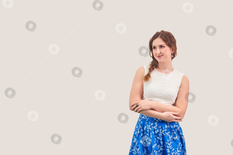 Скачать улыбающаяся молодая женщина в летнем платье на светлом фоне фотосток Ozero
