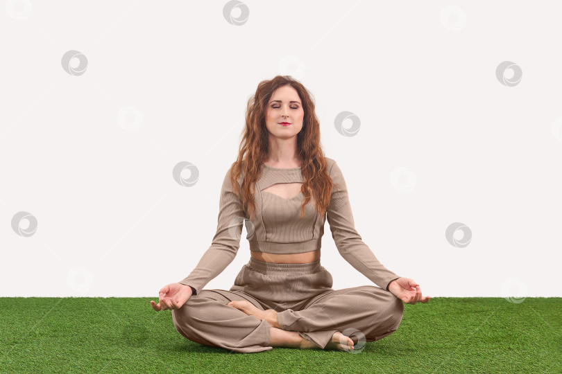 Скачать молодая женщина, сидящая в позе медитации на светлом фоне фотосток Ozero