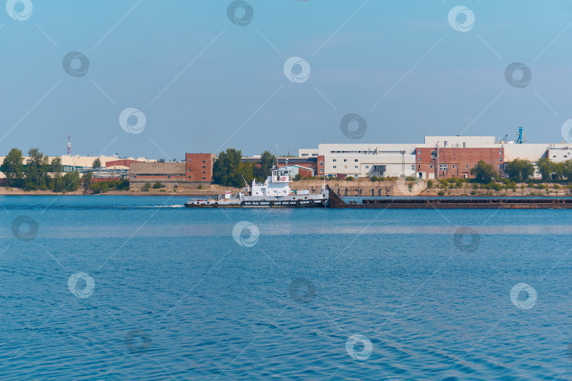 Скачать буксир толкает баржу с сухогрузом по реке мимо промышленного фотосток Ozero