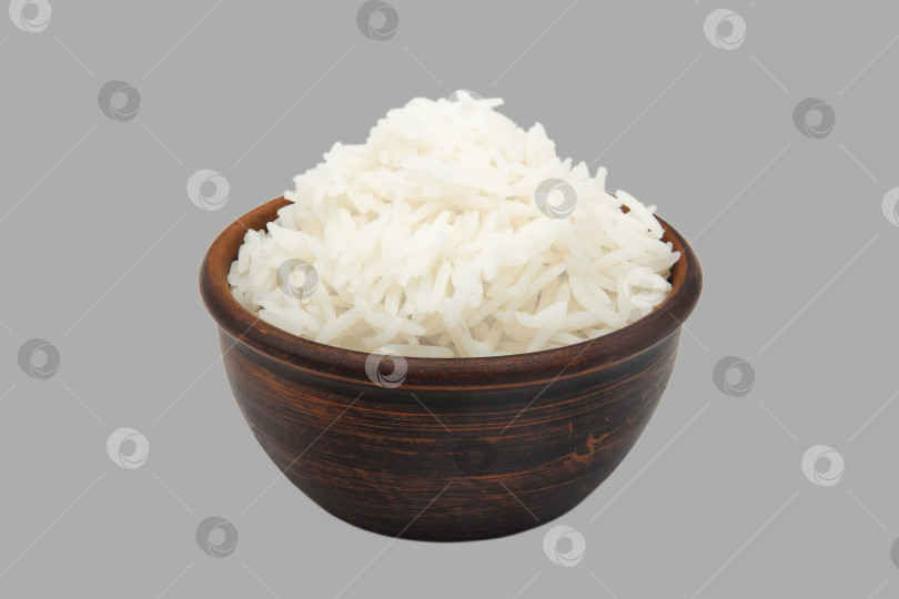 Скачать отварной белый рис в глиняной миске, выделенный на сером фоне фотосток Ozero