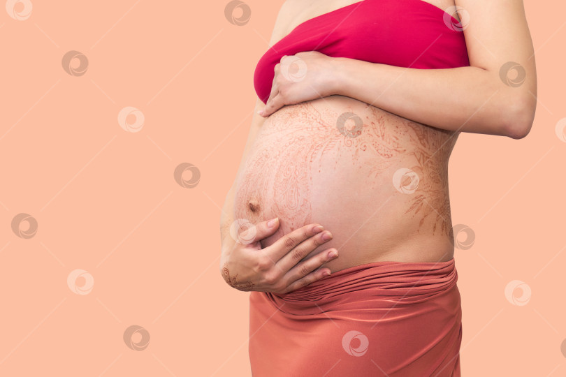 Скачать беременная женщина, держащаяся руками за живот, крупным планом фотосток Ozero