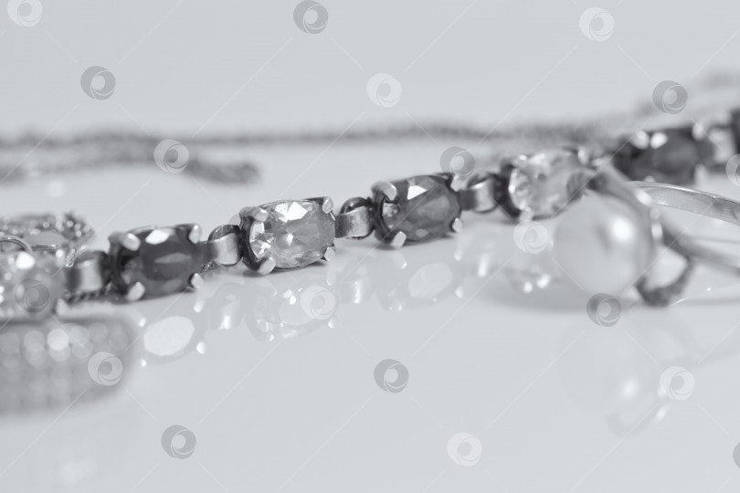 Скачать Необычная красивая серебряная цепочка и серебряные кольца фотосток Ozero