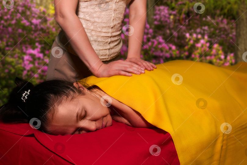 Скачать пожилая женщина получает массаж спины от частного массажиста фотосток Ozero