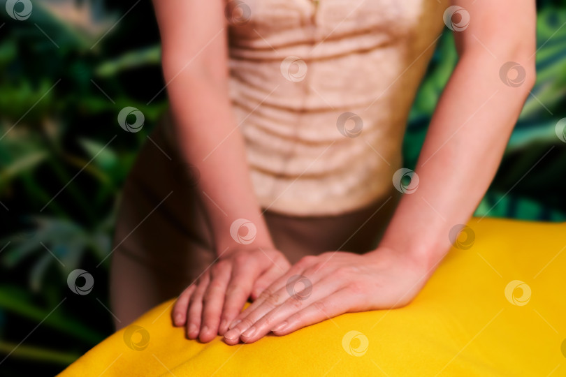 Скачать кисти рук женщины-мануального терапевта во время работы крупным планом фотосток Ozero