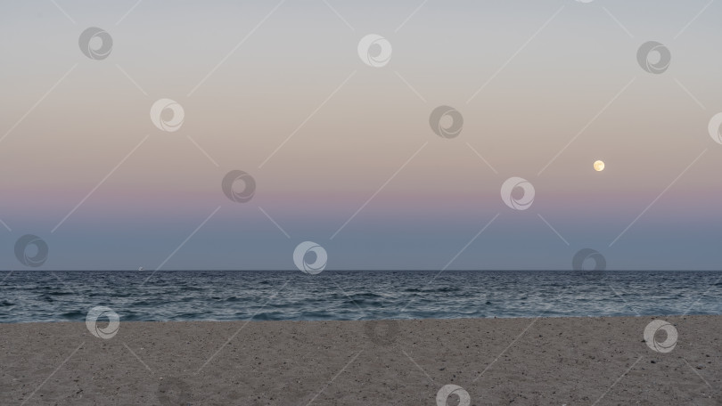 Скачать Вечерние сумерки на курорте Красного моря. фотосток Ozero