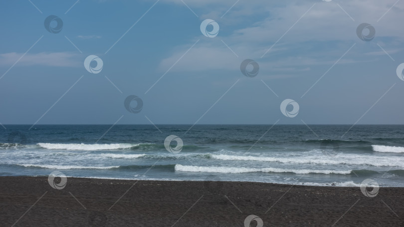 Скачать Длинные волны прибоя накатываются на берег Тихого океана и пенятся. фотосток Ozero