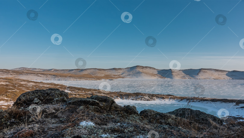 Скачать Два замерзших озера разделены узкой полоской суши. фотосток Ozero