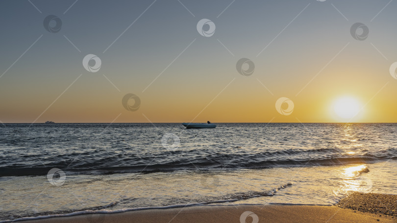 Скачать Рассвет на Красном море. Солнце светит низко над горизонтом. фотосток Ozero