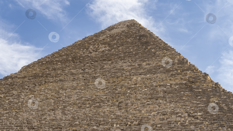 Скачать Великая пирамида Хеопса на фоне голубого неба. фотосток Ozero