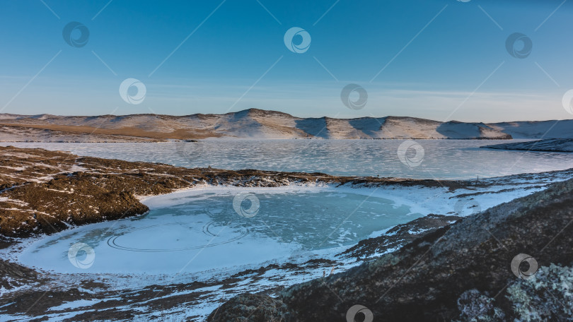 Скачать Удивительное замерзшее озеро в форме сердца. фотосток Ozero