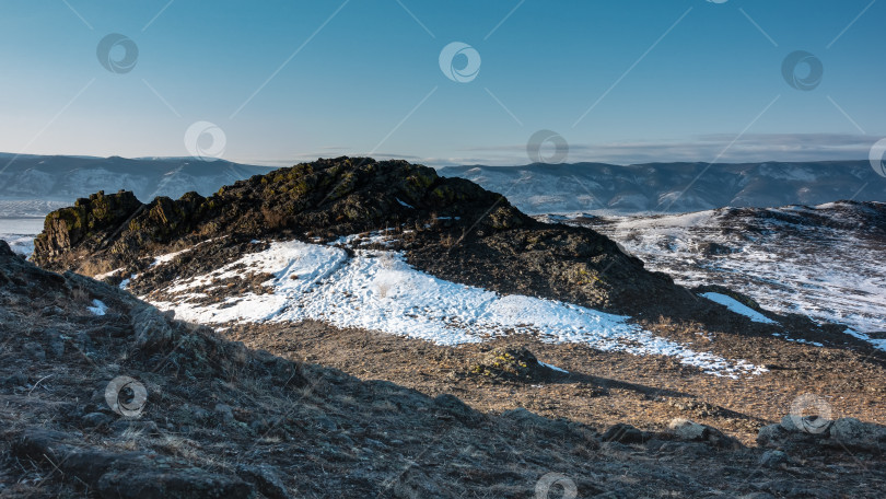 Скачать Снег и сухая трава на склоне холма. фотосток Ozero