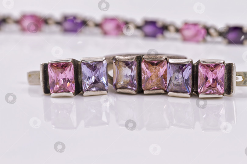 Скачать Набор серебряных украшений с фиолетовыми драгоценными камнями фотосток Ozero