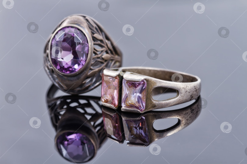 Скачать серебряные кольца старого образца с фиолетовыми драгоценными камнями фотосток Ozero