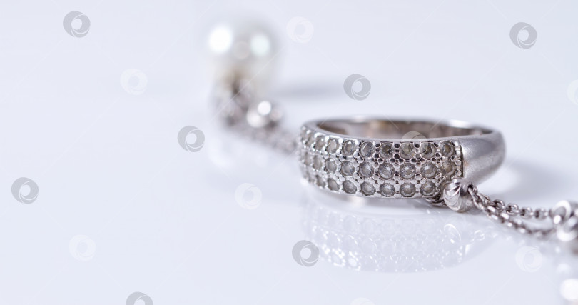 Скачать Необычная красивая серебряная цепочка и серебряное кольцо с драгоценными камнями фотосток Ozero