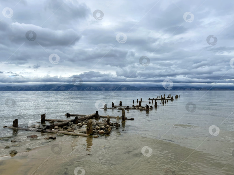 Скачать Старый разрушенный пирс на берегу озера Байкал, Ольхон, Россия фотосток Ozero