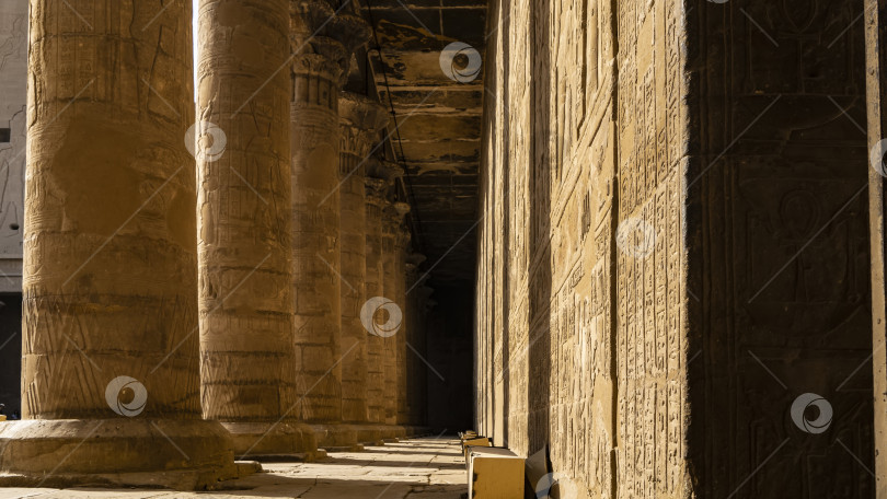 Скачать Колоннада в древнем храме Гора в Эдфу. фотосток Ozero