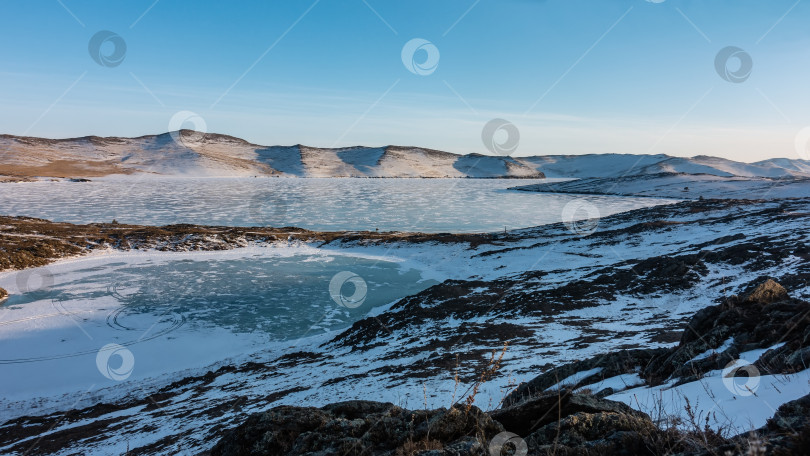 Скачать Неподалеку расположены два замерзших озера. фотосток Ozero