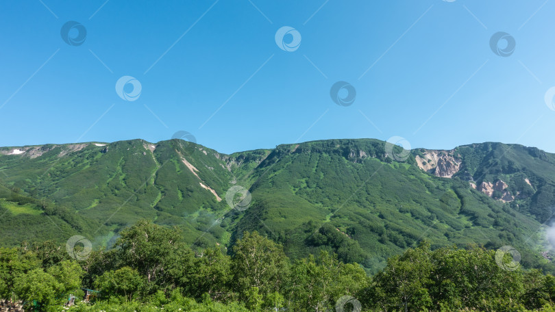 Скачать Живописный горный хребет на фоне ясного голубого неба. фотосток Ozero