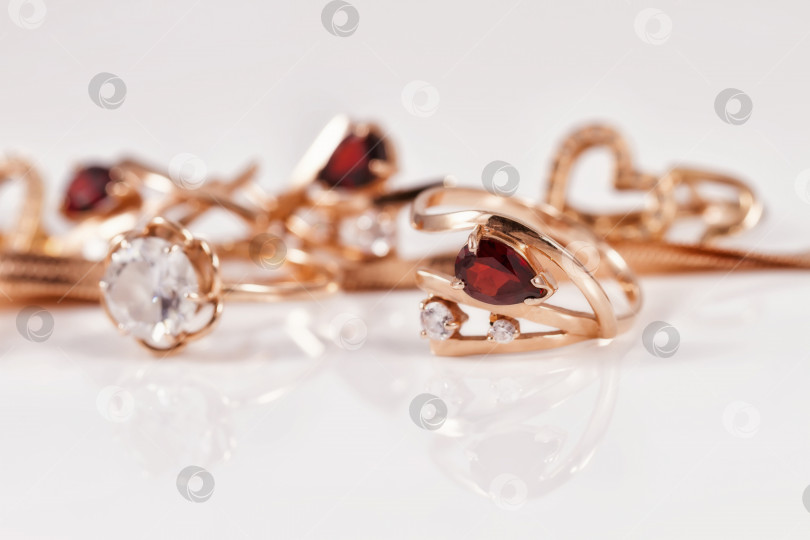 Скачать золотое кольцо с рубином изящно изогнутой формы фотосток Ozero