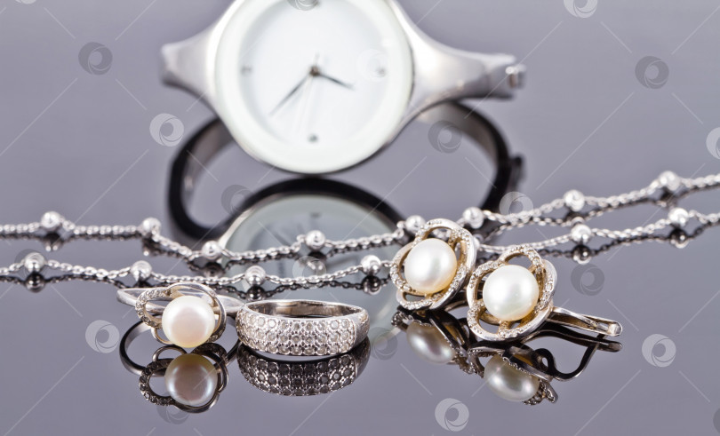 Скачать Набор серебряных украшений с жемчугом и женскими часами фотосток Ozero