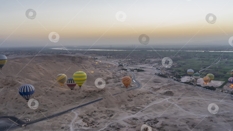 Скачать Яркие воздушные шары летают над археологическим районом Луксора. фотосток Ozero