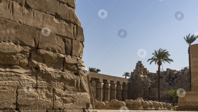 Скачать На стене древнего карнакского храма видна каменная кладка с плотными швами. фотосток Ozero