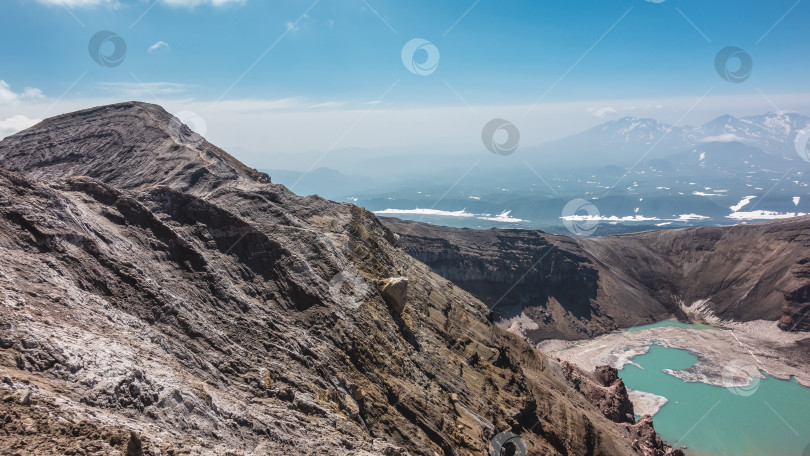 Скачать В кратере вулкана находится бирюзовое кислотное озеро. фотосток Ozero