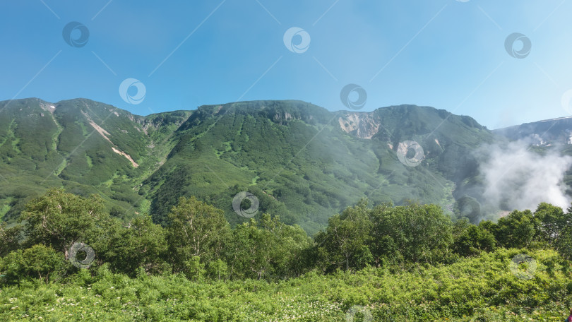 Скачать Горный хребет на фоне голубого неба. фотосток Ozero