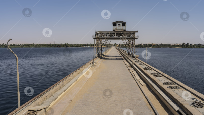 Скачать Плотина со шлюзовой системой на Ниле в Эсне. фотосток Ozero