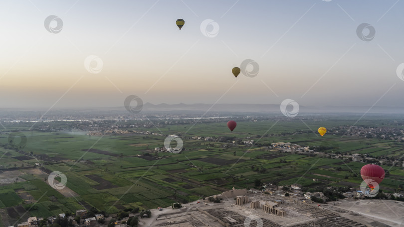 Скачать Воздушные шары пролетают над долиной Нила на рассвете. фотосток Ozero