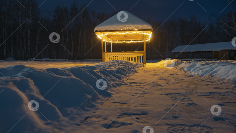 Скачать Беседка, освещенная фонарями, в зимнем парке. фотосток Ozero