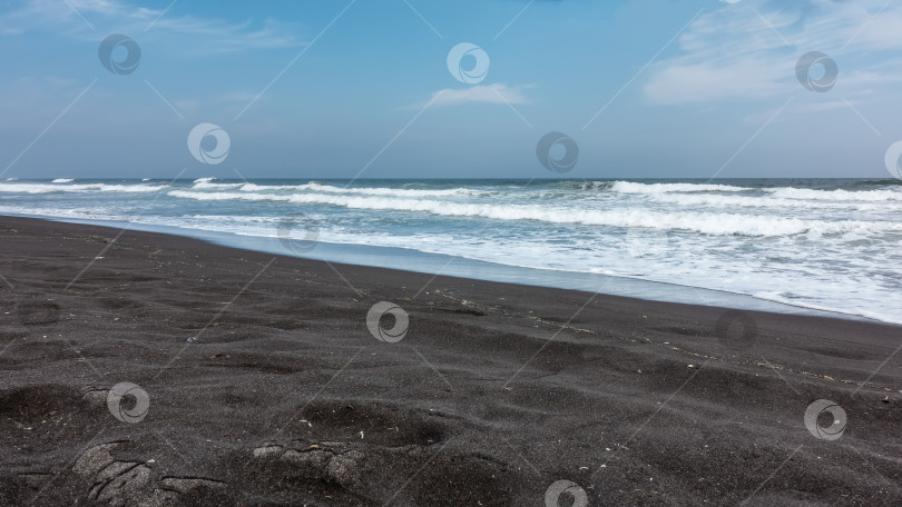 Скачать Длинные бирюзовые волны прибоя накатываются на берег и пенятся. фотосток Ozero