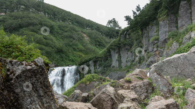 Скачать Потоки водопада низвергаются с края плато в ущелье. фотосток Ozero