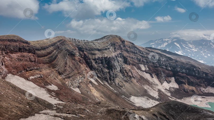 Скачать Край кратера вулкана. Крупный план. фотосток Ozero