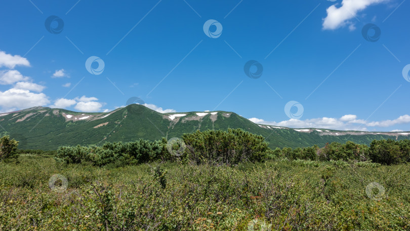 Скачать Живописный горный хребет на фоне голубого неба. фотосток Ozero