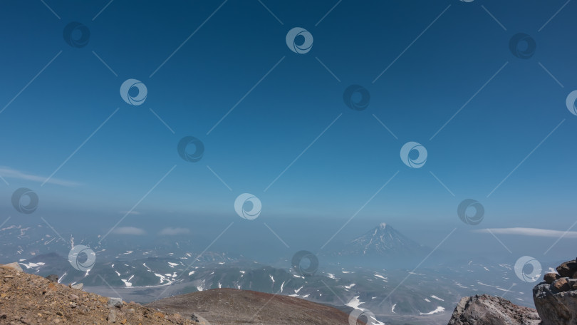 Скачать Вид на Камчатскую долину с вершины горы. фотосток Ozero