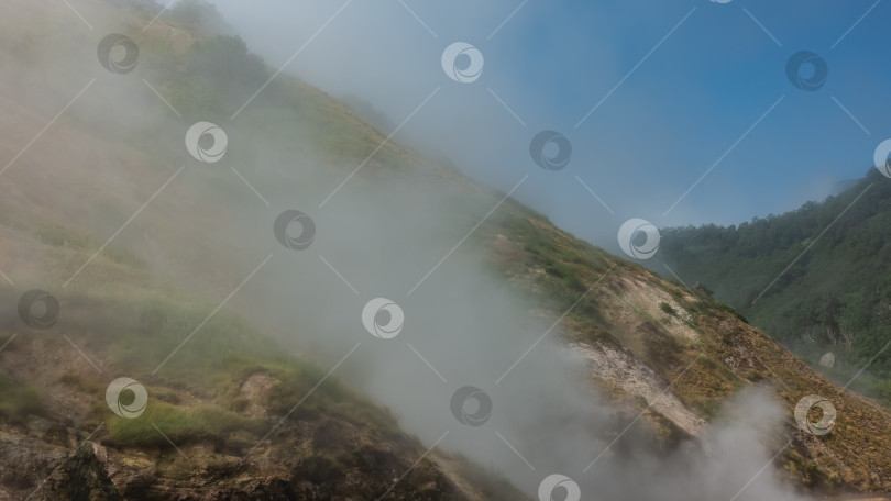 Скачать На склоне горы извергается гейзер. фотосток Ozero