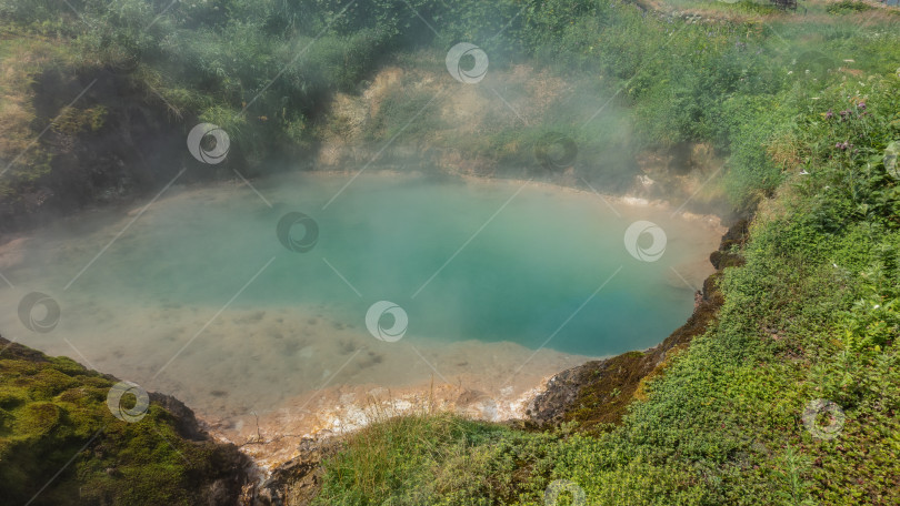 Скачать Бирюзовое горячее озеро в долине гейзеров. фотосток Ozero