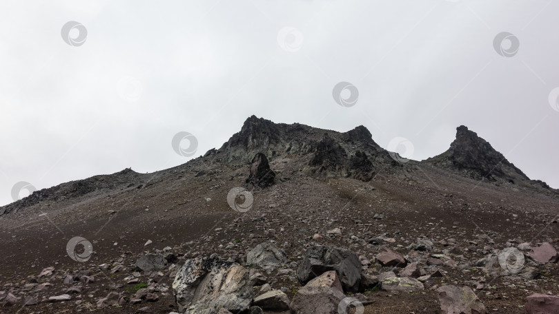 Скачать Вершина горы, лишенная растительности, на фоне туманного неба. фотосток Ozero