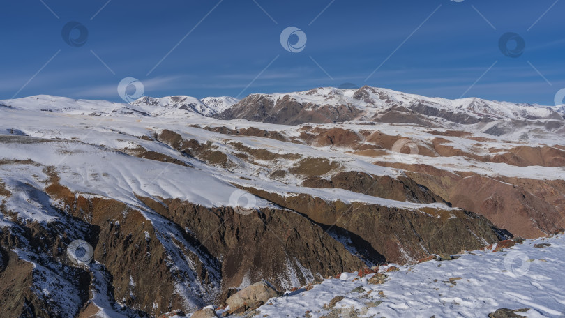 Скачать Удивительный горный хребет с оранжево-коричневыми склонами покрыт снегом. фотосток Ozero