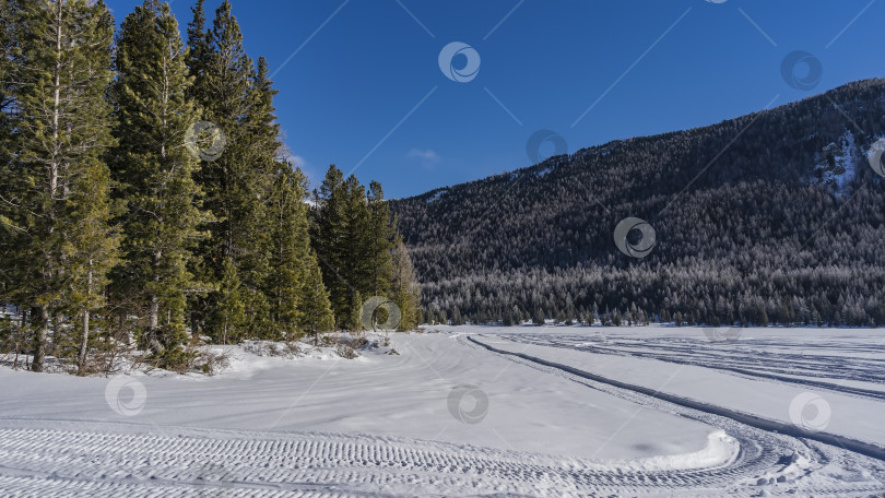 Скачать Замерзшее озеро покрыто снегом. фотосток Ozero