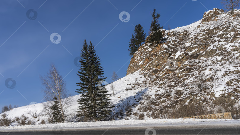 Скачать Покрытая снегом гора на фоне голубого неба. фотосток Ozero