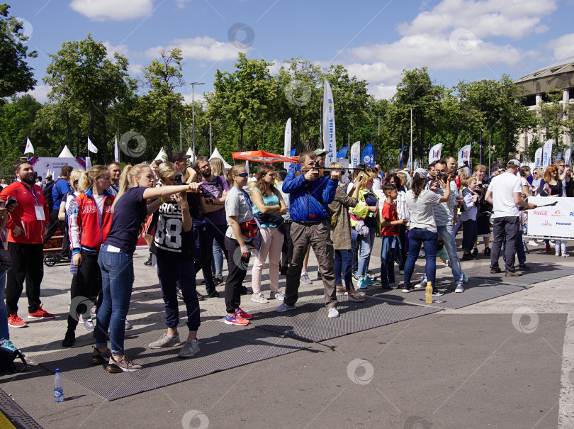 Скачать Участники спортивного праздника в Лужниках стреляют из спортивных винтовок. фотосток Ozero