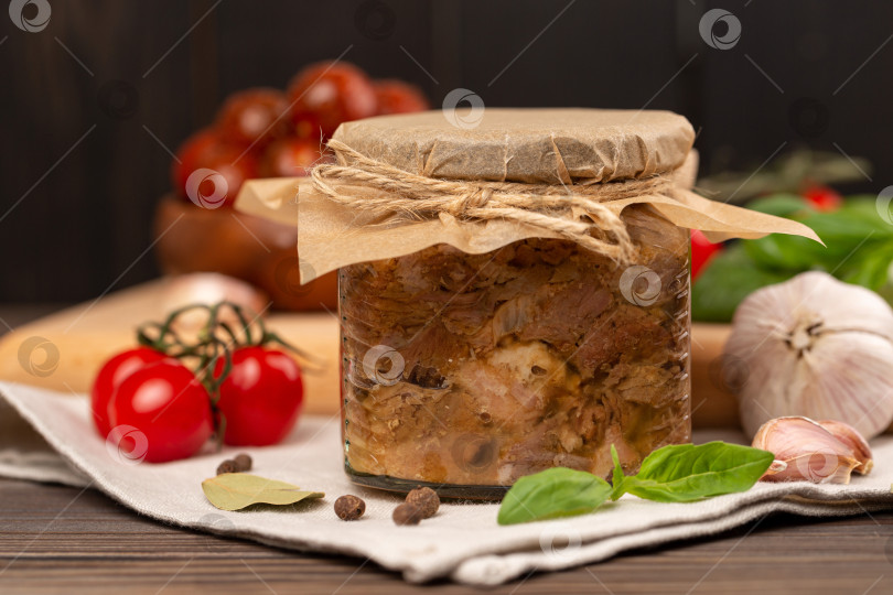 Скачать Домашняя тушеная свинина в стеклянной банке, свежие консервы, тушеное мясо фотосток Ozero