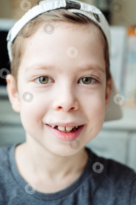 Скачать вертикальный портрет шестилетнего улыбающегося мальчика фотосток Ozero