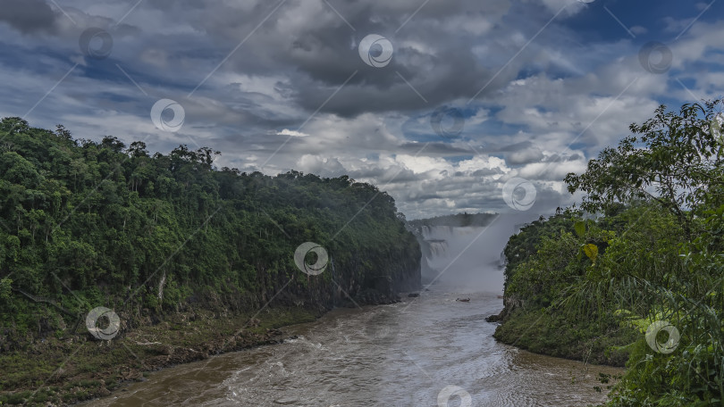 Скачать Река петляет между крутыми скалистыми берегами. фотосток Ozero