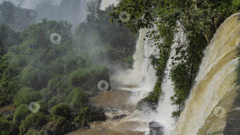 Скачать Потоки водопада Игуасу обрушиваются с уступа. фотосток Ozero