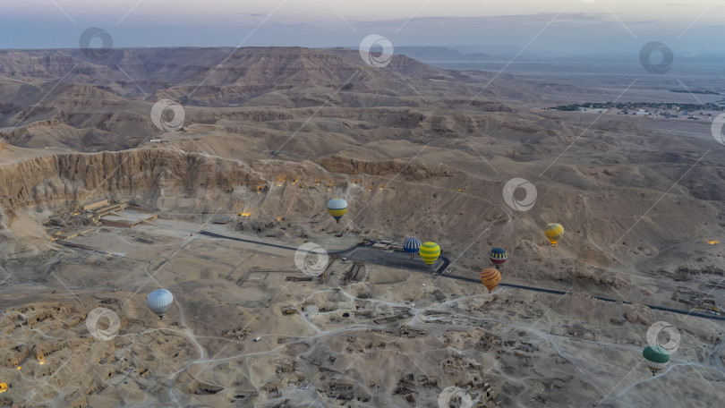 Скачать Яркие воздушные шары летают над археологической зоной в Луксоре. фотосток Ozero